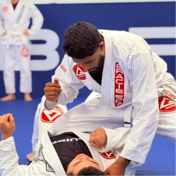 adult_bjj_students_training_at_gracie_barra_artarmon_in_sydney.webp