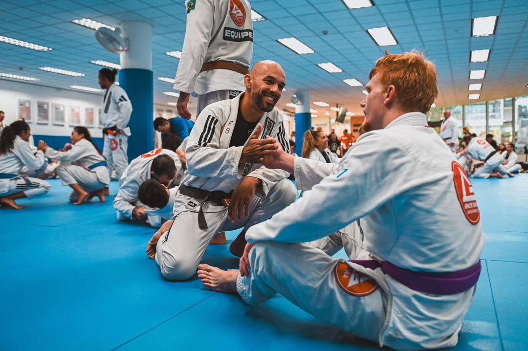 Adults jiu-jitsu training